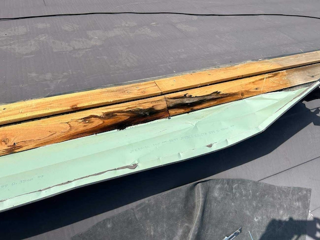 棟板金が取れた屋根